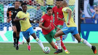 Vinicius intenta recuperar el bal�n durante el encuentro entre Brasil y Marruecos disputado este s�bado
