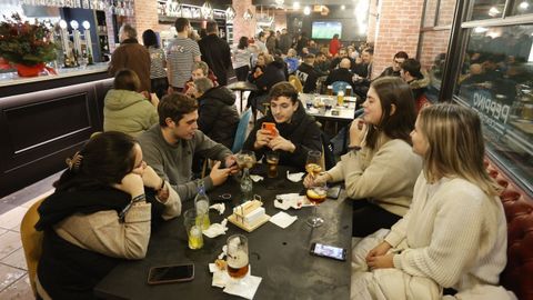 El local tuvo una gran afluencia de público el día de su estreno.