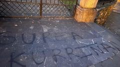 La Casa de Juntas de Guernica con una pintada de Gurea ikurria (la nuestra es la ikurria).