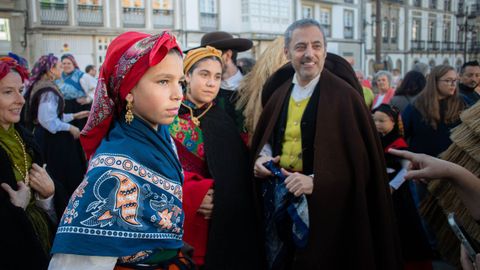 Desfile de traje tradicional gallego en el Domingo das Mozas
