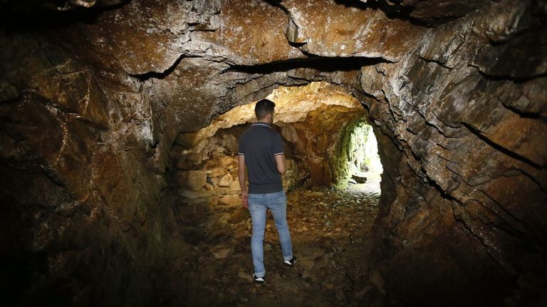 En imagen de archivo, una de las galeras de las minas da Silvarosa situada en Viveiro y a la que todava es posible acceder