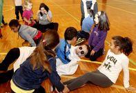 Peque�os y adultos, disfrutando de los juegos programados ayer en A Laracha con motivo del Sama�n. 