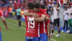 Emotivo abrazo de Santi De Prado con Samu Pardo, tras anotar el gol del triunfo ante el conquense asistido por el lateral