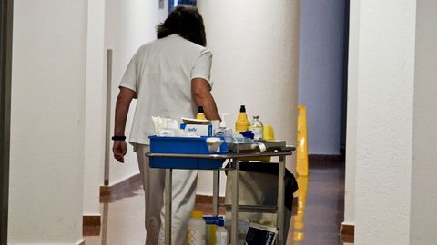 Imagen de archivo de una enfermera en un pasillo de un hospital gallego