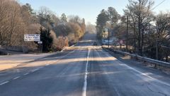 Tramo de la carretera N-VI con placas de hielo en Guitiriz