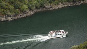 Un catamar�n con turistas navega por el Sil en la Ribeira Sacra.