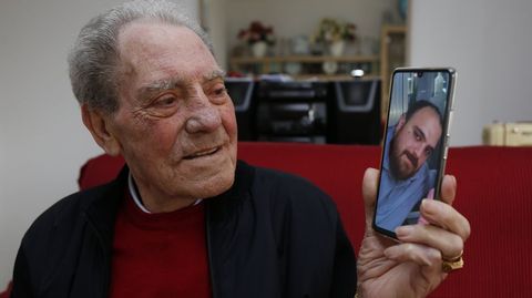 El pontevedrés Luis Nodar, mirando la foto de Diego, que cree que es su hijo, aunque será una prueba de ADN la que lo confirme