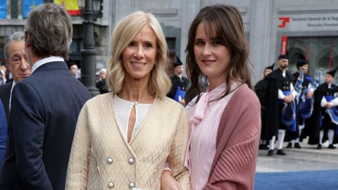 Cristina Garmendia (i) a su llegada al Teatro Campoamor para asistir a la ceremonia de entrega de los 'Premios Princesa de Asturias 2025'