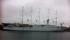 El �Club Med 2�, atracando en el puerto de A Coru�a