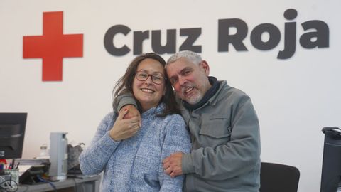 Mary Rosa y Alfredo, retratados este lunes en las oficinas de Cruz Roja, en la esquina de calle Dolores con A Coru�a