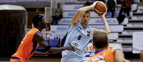 Mortellaro, defendido por Diouf, intenta darle un pase a un compa�ero. 