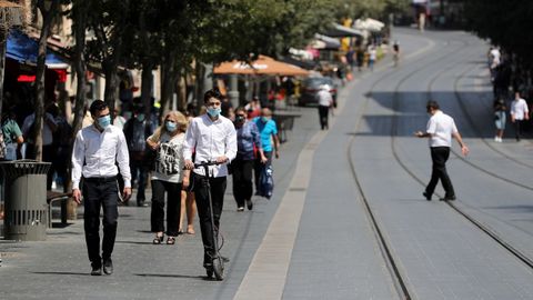 Personas con mascarilla caminan por el centro de Jerusal�n