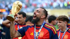 El jugador compostelano del Celta Borja Iglesias, con el trofeo de la Copa del Mundo logrado con la selecci�n espa�ola.