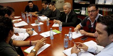 La directiva comenz� a estudiar la campa�a navide�a. 