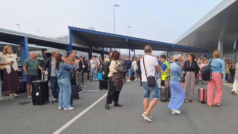 Los pasajeros de primera hora tuvieron que coger un bus para ir a Lavacolla