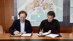 El concejal de Urbanismo, Rehabilitaci�n e Vivenda, Francisco D�az Gallego, y el representante del n�mero 3 de la calle Damas, Jorge V�zquez Couto, firman el documento que certifica la adquisici�n del inmueble