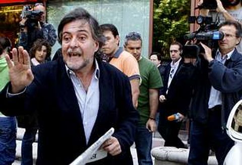 Pepu Hern�ndez, notablemente enfadado, a la salida de la reuni�n con el presidente federativo