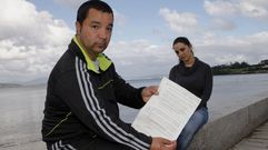 Antonio Manuel Rivas y su pareja e hija del expresidiario, Araceli Insua, ayer en A Pobra con la �ltima denuncia presentada. 
