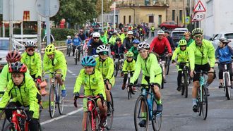 Miembros del club ciclista, abriendo el pelot&oacute;n