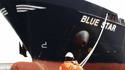 El Blue Star, en el puerto exterior ferrolano, tras ser desencallado en la r�a de Ares para ser inspeccionado