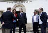 El conselleiro saluda a los responsables de las obras en Sober.