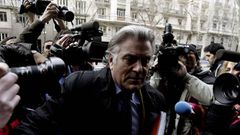 El extesorero del PP, rodeado de periodistas al llegar a su casa