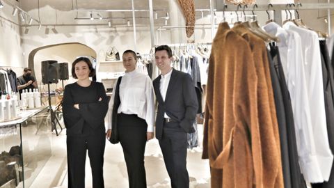 Adriana Domnguez, Tiziana Domnguez y Antonio Puente, en la inauguracin de la nueva tienda de Adolfo Domnguez en el Paseo