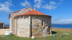 Aspecto actual de la ermita de A Lanzada, en fase de rehabilitaci�n