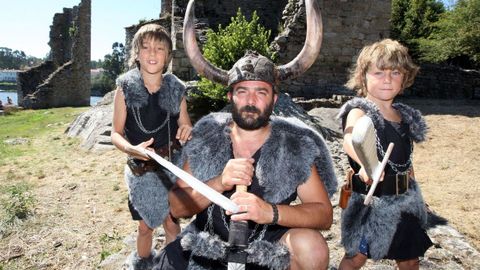 Iker Losada, de ni�o junto a su padre y su hermano, ataviados con la indumentaria vikinga.