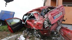 Retirada del veh�culo siniestrado en A Brea, Carballo