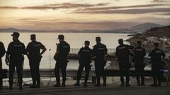 Efectivos de la Guardia Civil, Polic�a Nacional y Ej�rcito vigilan la frontera del Tarajal, en Ceuta, tras las llamadas en las redes a una nueva entrada masiva.
