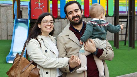 Luc&iacute;a y Brais junto a su hijo, Diego.