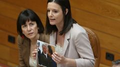 Olalla Rodil (BNG) sostiene una fotografa con el abrazo entre Alfonso Rueda y el exconselleiro Alfonso Villares.