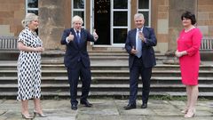 Johnson y Lewis, durante una visita a Belfast en agosto, junto a la ministra principal de Irlanda del Norte y la viceministra, Arlene Foster (derecha) y Michelle O'Neill