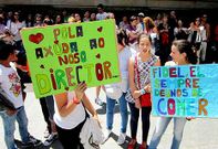<span lang= es-es >Concentraci�n de Chans de Bembrive</span>. La comunidad escolar de este colegio se manifest� el pasado viernes ante la delegaci�n de la Xunta en Vigo para pedir que no cese el director. 