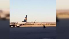 Se echa a correr detr�s del avi�n para no perder un vuelo