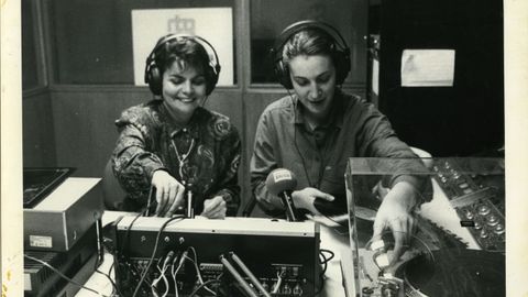 Bego&ntilde;a Caama&ntilde;o (dereita) traballando con Rosa Mart&iacute;nez&nbsp;na Radio Galega en Vigo, un dos medios nos que deixou pegada.