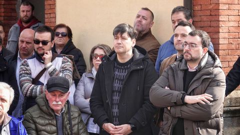 El presidente del Principado de Asturias, Adri�n Barb�n, en el homenaje a Manuel Llaneza en Mieres junto a los consejeros Borja S�nchez y Guillermo Pel�ez