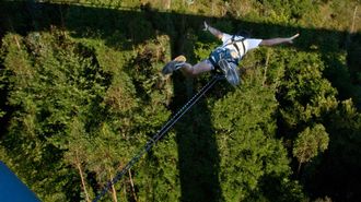 Salto de Puenting sobre el ro Tambre.