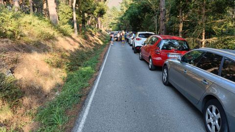 Veh�culos aparcados en la subida del monte San Roque, en Viveiro, uno de los lugares elegidos para contemplar el eclipse