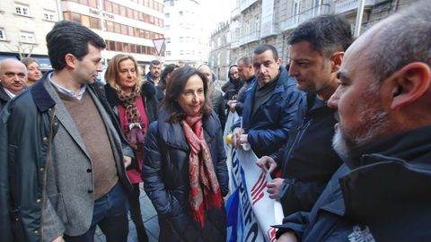 La ministra Margarita Robles habla con los funcionarios de prisiones que protestaban en un acto del PSOE