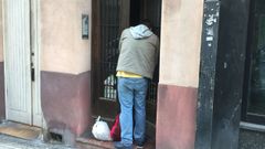 C�sar, okupa americano, saliendo del edificio n�mero 19 de la calle Doctor Fleming