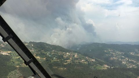 Imagen del incendio de Pedrgo Grande desde un avin espaol que ayuda a combatir el fuego. 