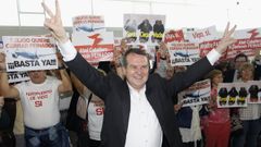 Imagen de archivo de una protesta protagonizada en el 2015 por Abel Caballero en el aeropuerto de Vigo contra la p�rdida del vuelo a Par�s