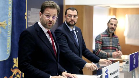  El presidente del Principado, Adrin Barbn (c) junto al director de Relaciones Institucionales de Amazon para Espaa y Portugal, Christoph Steck (i), y al alcalde de Siero, ngel Garca (d