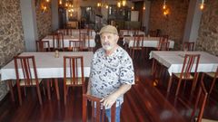 Lito Rial posa en el comedor que ha renovado despu�s del incendio que sufri� el local a finales de octubre