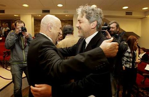 Xos Lus Mndez Ferrn recibe a aperta de Manuel Rivas, onte, no saln de actos da Real Academia Galega.