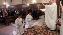 Francesco Salvatori y Francisco Mart�n en un momento de la ceremonia que presidi� el obispo Leonardo Lemos en la parroquia de Santa Teresita. 