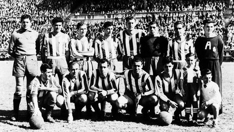 Un joven Carlos Torres, el primer futbolista agachado por la derecha, en un partido entre un Deportivo reforzado por Di Stéfano (segundo agachado por la izquierda, al lado de Arsenio) y el Vasco de Gama