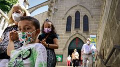 Una abuela y sus dos nietos a la salida de la misa de Santa Ana y San Joaqu�n en A Ponte